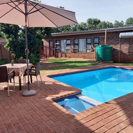 White Rose Guest House Vanderbijlpark Exterior photo