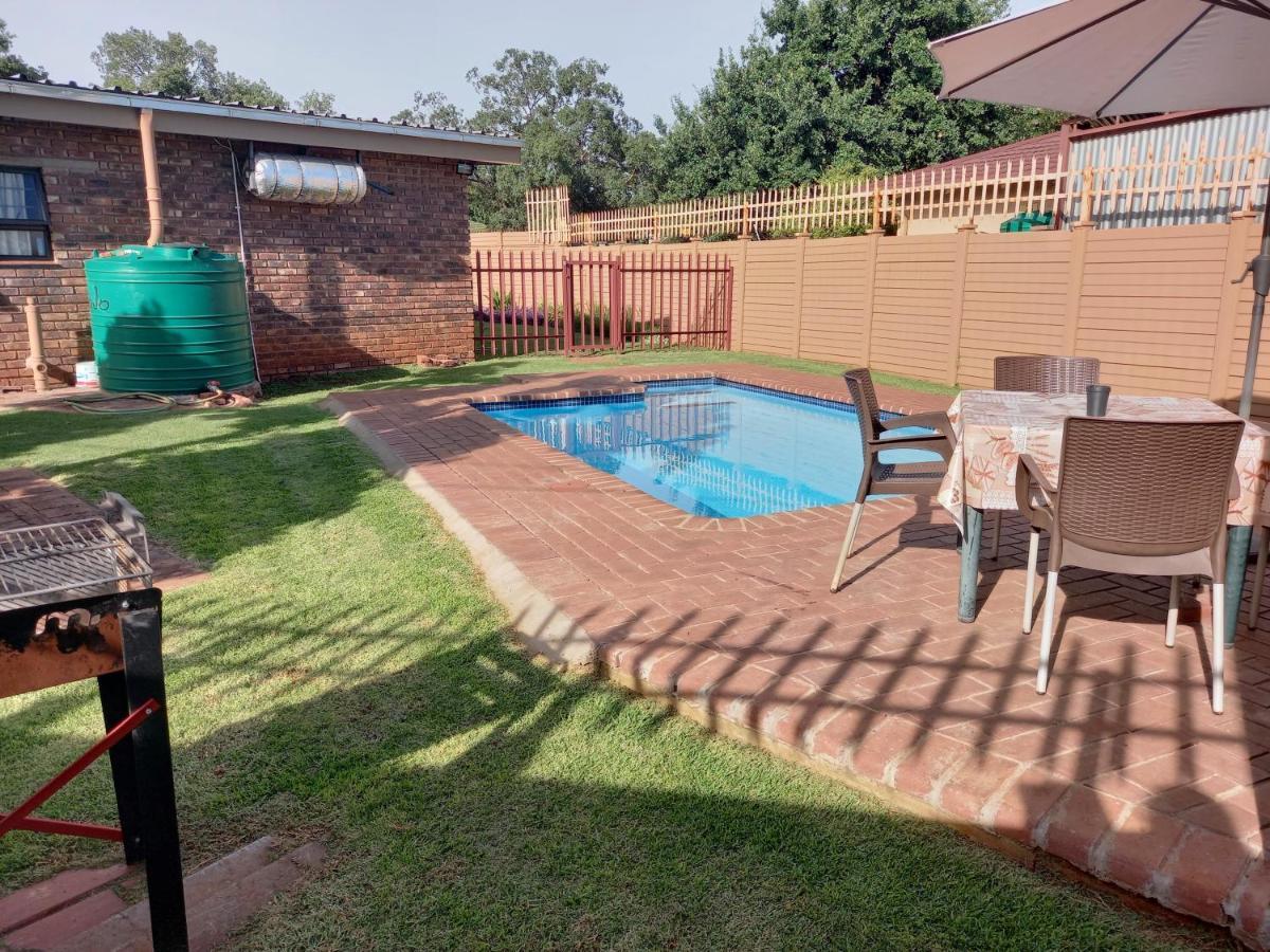 White Rose Guest House Vanderbijlpark Exterior photo